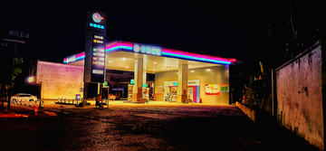加油站夜色