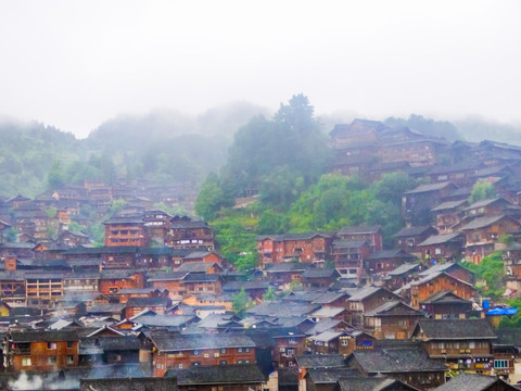 雨中苗寨