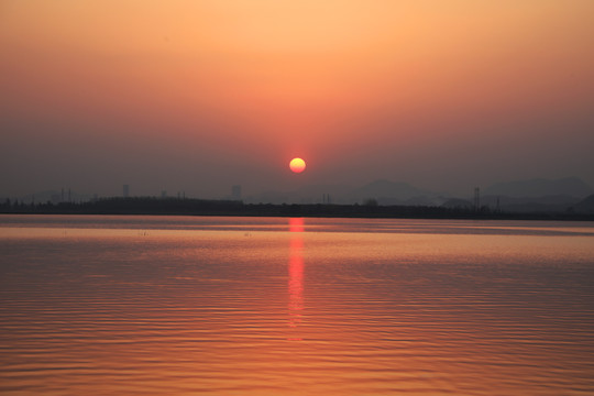 湖边夕阳