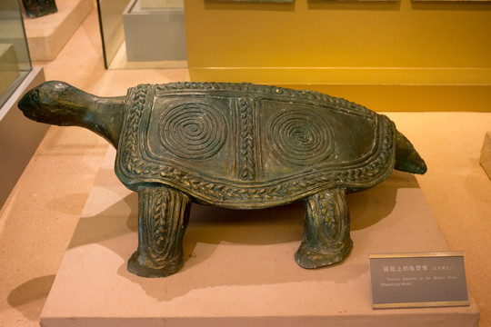 铜鼓上的龟塑像