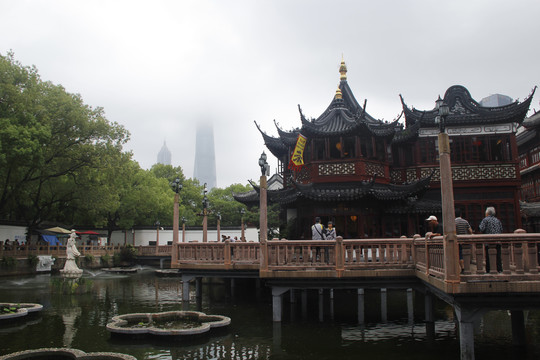 雾天豫园上海中心