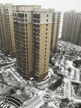 雪后的高层住宅区景观