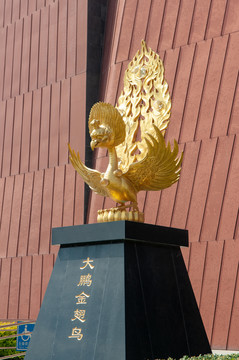 大鹏金翅鸟雕塑