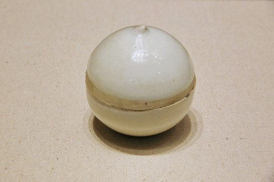 北宋定窑白釉桃形盒