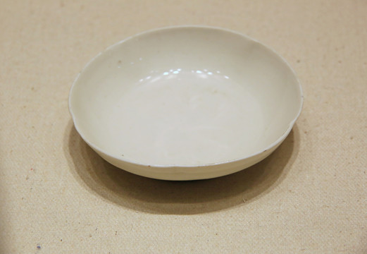 定窑白釉花口官款瓷盘