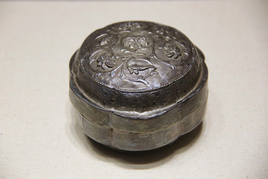 北宋錾花瓣形刻字银盒