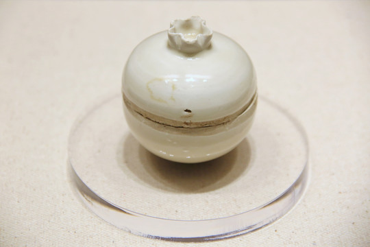 定窑白釉石榴形瓷盒