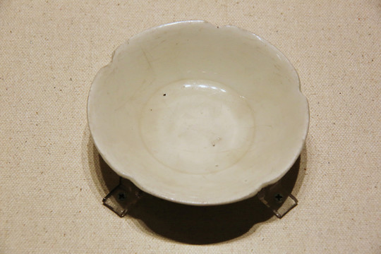 定窑白釉花瓣形瓷盘