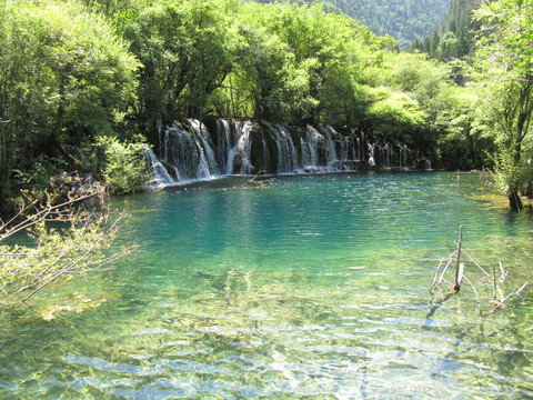 瀑布湖面