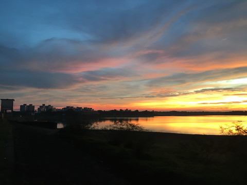 湖水夕阳