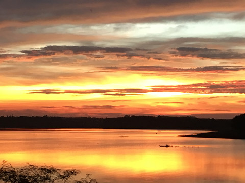 湖水夕阳