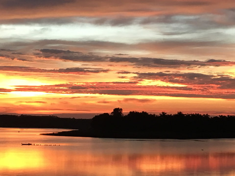 湖水夕阳