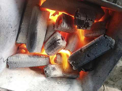 旺盛的木炭火