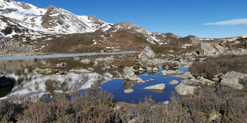 雪山湖泊