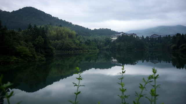 山间湖水