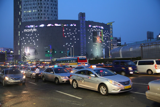 韩国首尔夜景车流