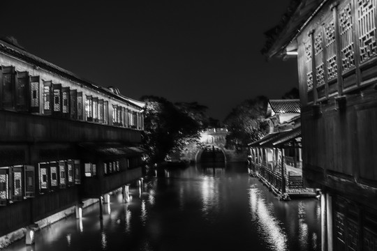 黑白古镇夜景