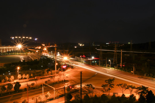 呈贡医科大学丁字路口夜景