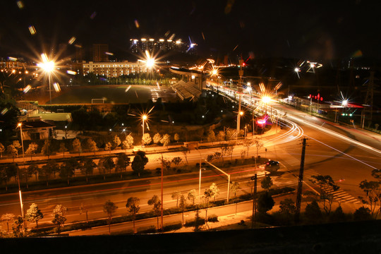 呈贡医科大学丁字路口夜景