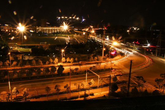 呈贡医科大学丁字路口夜景