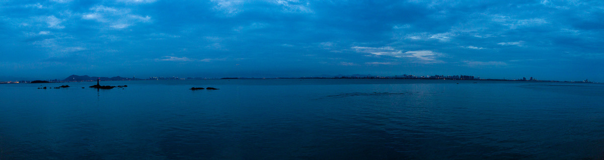 夜晚的海平面