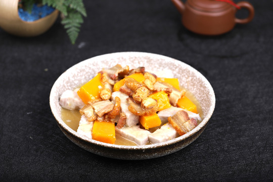 腩肉焖南瓜香芋