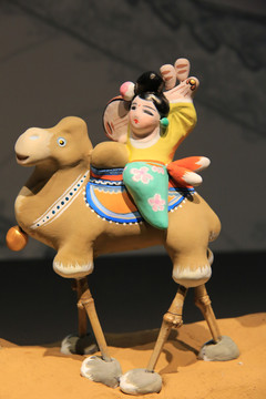泥塑骑骆驼弹琵琶的女人