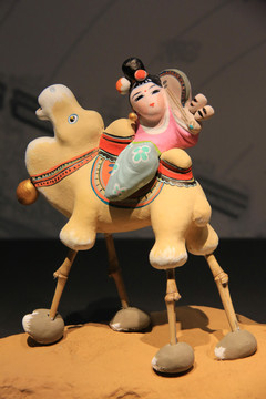彩色泥塑骆驼上弹琵琶的女人
