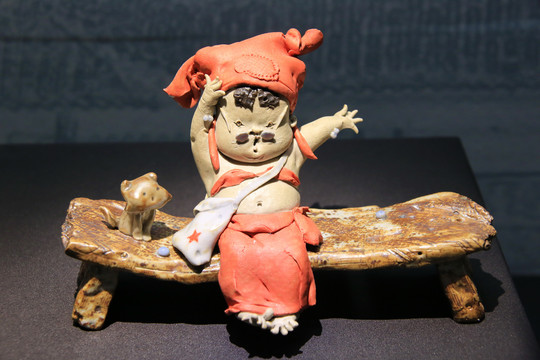 带红帽子的小男孩雕像