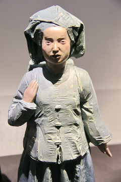少数民族妇女雕像