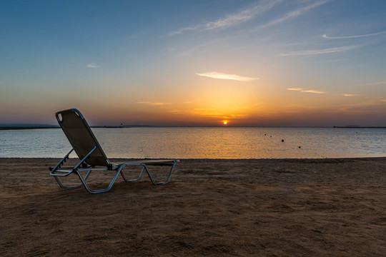 非洲埃及红海海滩上的日出风景