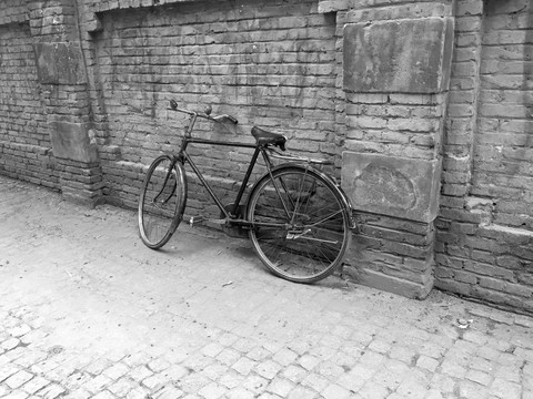 老上海石库门弄堂里的老旧自行车