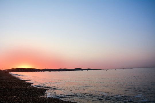 夕阳下海边沙滩