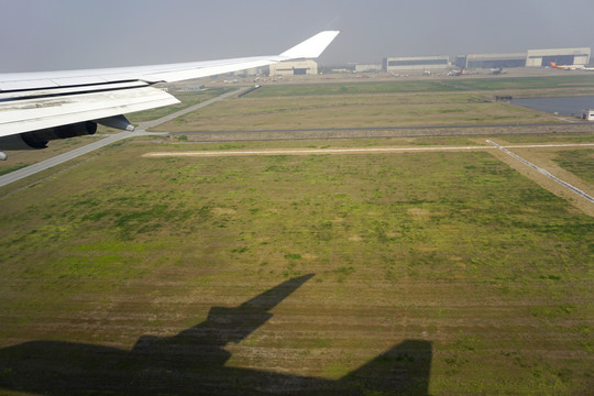飞临上海浦东国际机场