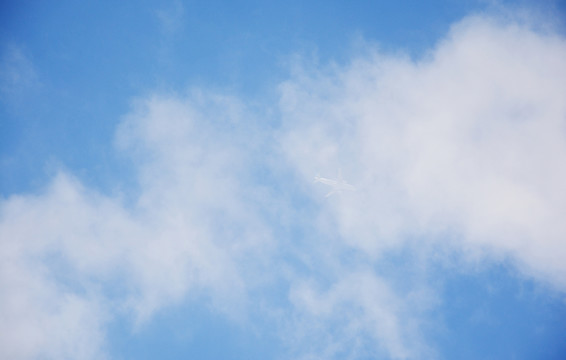 飞机穿越云海