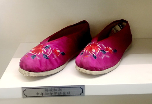 旧上海民国时期的绣花鞋