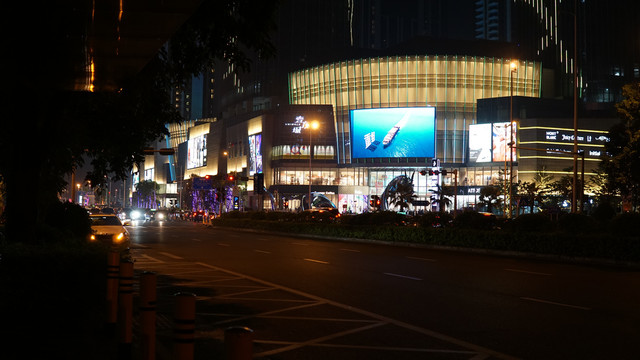 商场公路夜景
