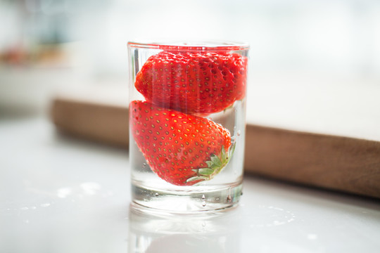 新鲜的红色草莓在杯子里