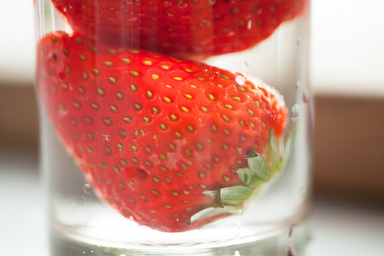 新鲜的红色草莓在杯子里