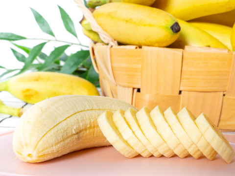 竹篮旁的芭蕉水果切片特写