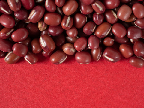 红色背景里的小红豆