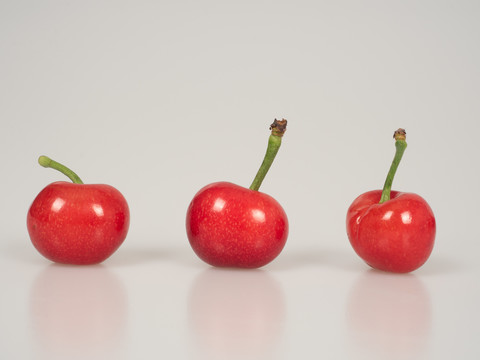 三个红色水果樱桃白色背景图