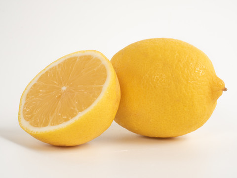 新鲜柠檬和果肉特写图