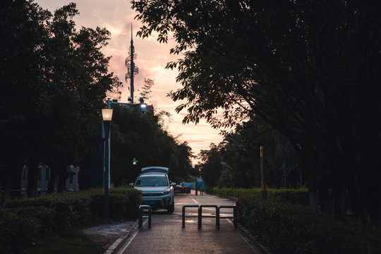 外阳下的小路