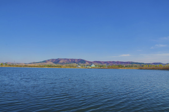 鞍山高新区河湾与连绵山峰蓝天