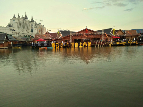 西双版纳湄公河六国水上市场