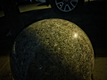夜晚的石球