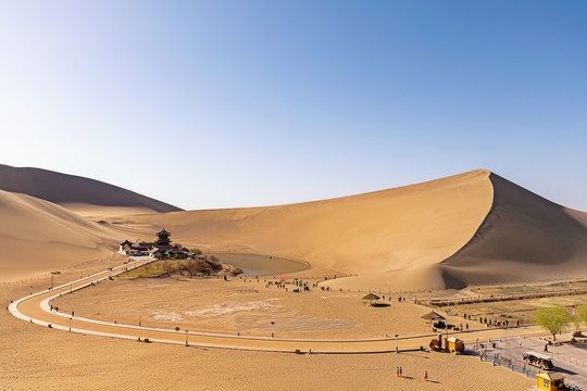 敦煌鸣沙山月牙泉全景