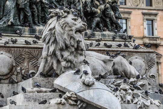 意大利米兰大教堂广场狮子雕像