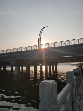 晨阳中的桥